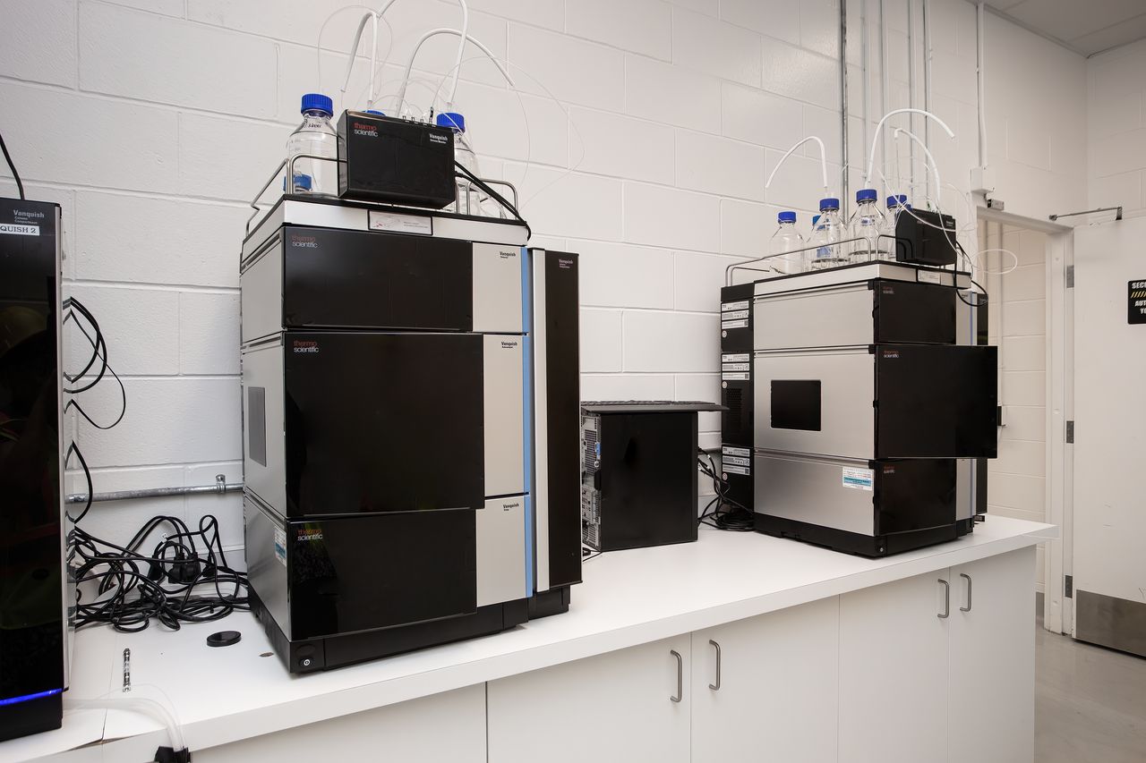 Laboratory analysis equipment supporting quality assurance